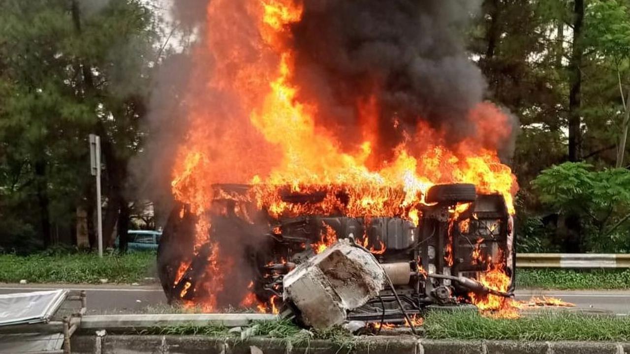 “Kemacetan karena proses evakuasi mobil yang memakan waktu. Itu mobil terguling,” jelas Imam, dikonfirmasi Senin (27/11/2023).<br>