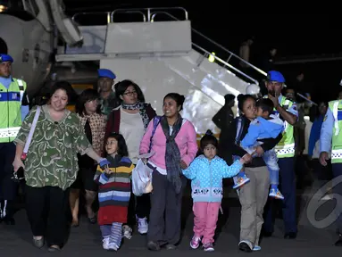 Sejumlah WNI yang selamat dari gempa Nepal tiba di Lanud Halim Perdana Kusuma, Jakarta, Rabu (6/5/2015). Sebanyak 26 WNI beserta relawan dan tim evakuasi tiba dengan pesawat Boeing 737-400 milik TNI AU. (Liputan6.com/Johan Tallo)