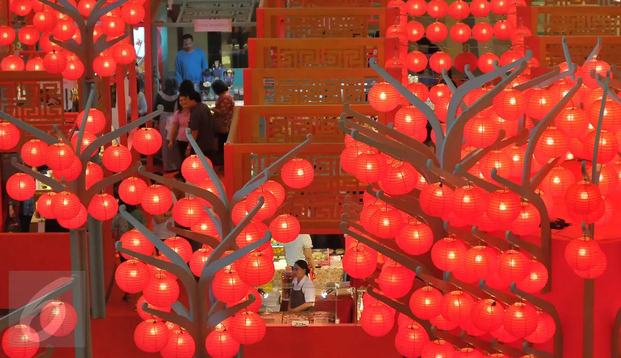 Menjelang tahun baru Cina atau Imlek pada Sabtu, 28 Januari 2017, sejumlah pusat perbelanjaan ramai-ramai mendekorasi ulang suasana mall, Jakarta, Jumat (20/1). (Liputan6.com/Angga Yuniar)