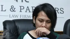 Istri komedian Aming, Evelyn saat jumpa pers di kawasan Permata Hijau, Jakarta, Jumat (3/3). Evelyn mengungkapkan perasaannya usai ditalak satu oleh Aming. (Liputan6.com/Herman Zakharia)