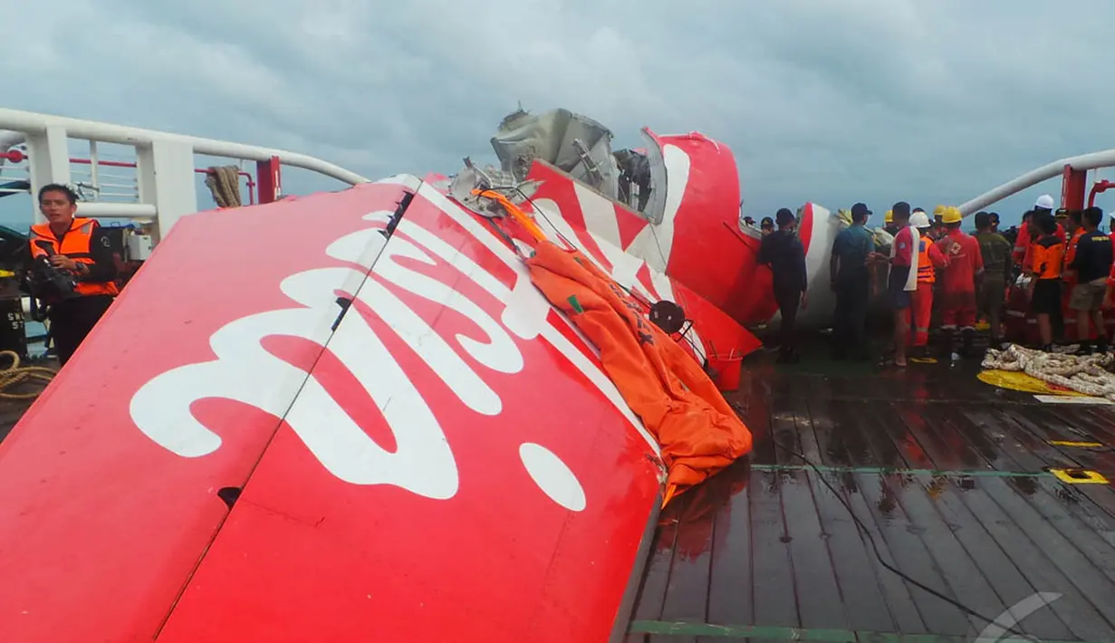 Bagian paling belakang, yakni sirip atas yang berwarna merah menyala, tampak masih utuh. Tulisan AirAsia dengan cat warna putih masih lengkap,  Kalteng, Sabtu (10/1/2015). (Liputan6.com/Rochmanuddin)