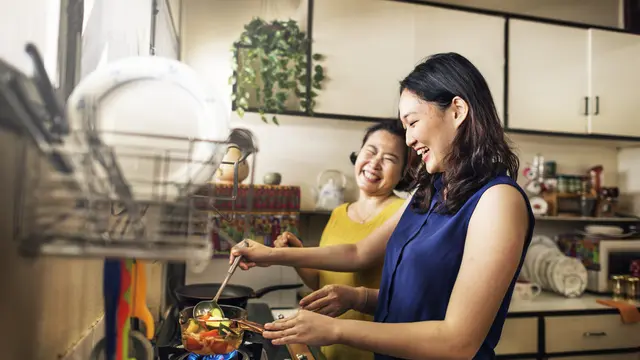 Ide Quality Time Bareng Ibu Mertua, Biar Hubungan Nggak Awkward Saat Berdua