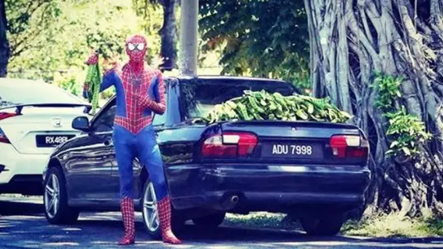 6 Potret Spider-Man Jajan di Pinggir Jalan Ini Bikin Ngakak