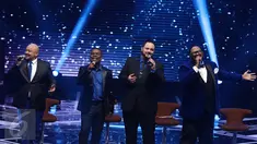 Aksi panggung Grup musik All 4 One di Golden Memories International di Studio 5 Indosiar, Jakarta, Selasa (10/1). (Liputan6.com/Herman Zakharia)