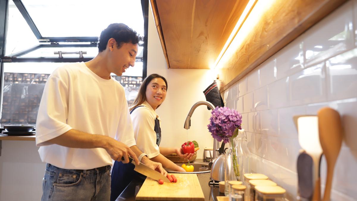 7 Tanda Lovestruck yang Membuatmu Selalu Memikirkan Seseorang
