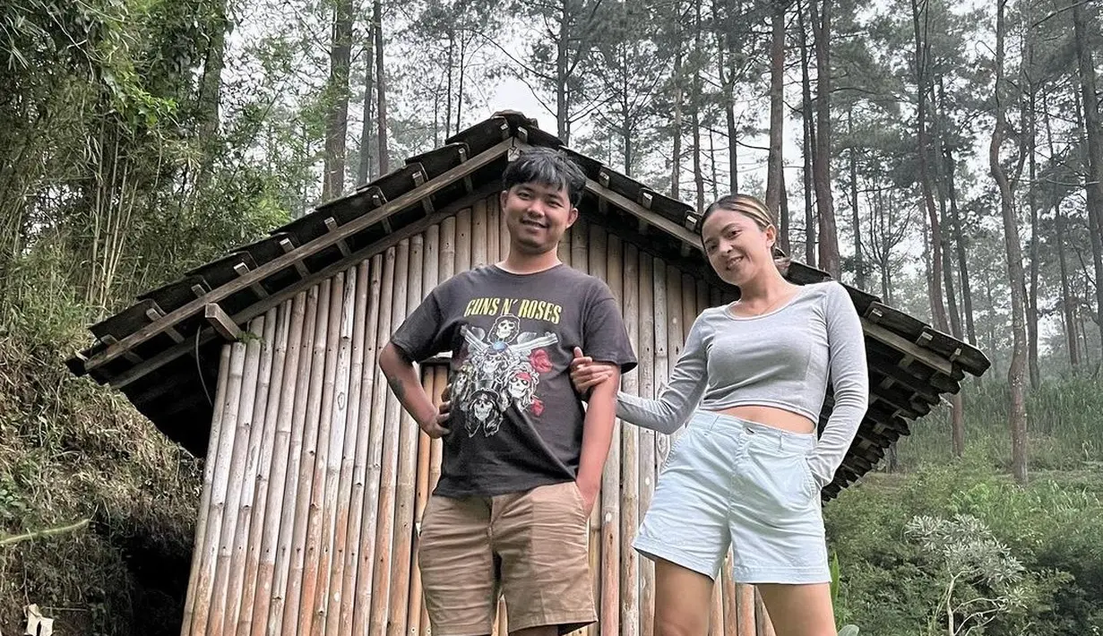 Tiap waktu luang, Dodit Mulyanto kerap mengajak Angelina Ci ke rumah hutan di kawasan lereng Gunung Pundak, Pacet, Kabupaten Mojokerto, Jawa Timur. Villa dan rumah di pedalaman hutan ini jadi liburan gratis Dodit dan Angelina (Liputan6.com/IG/angelinaci_)