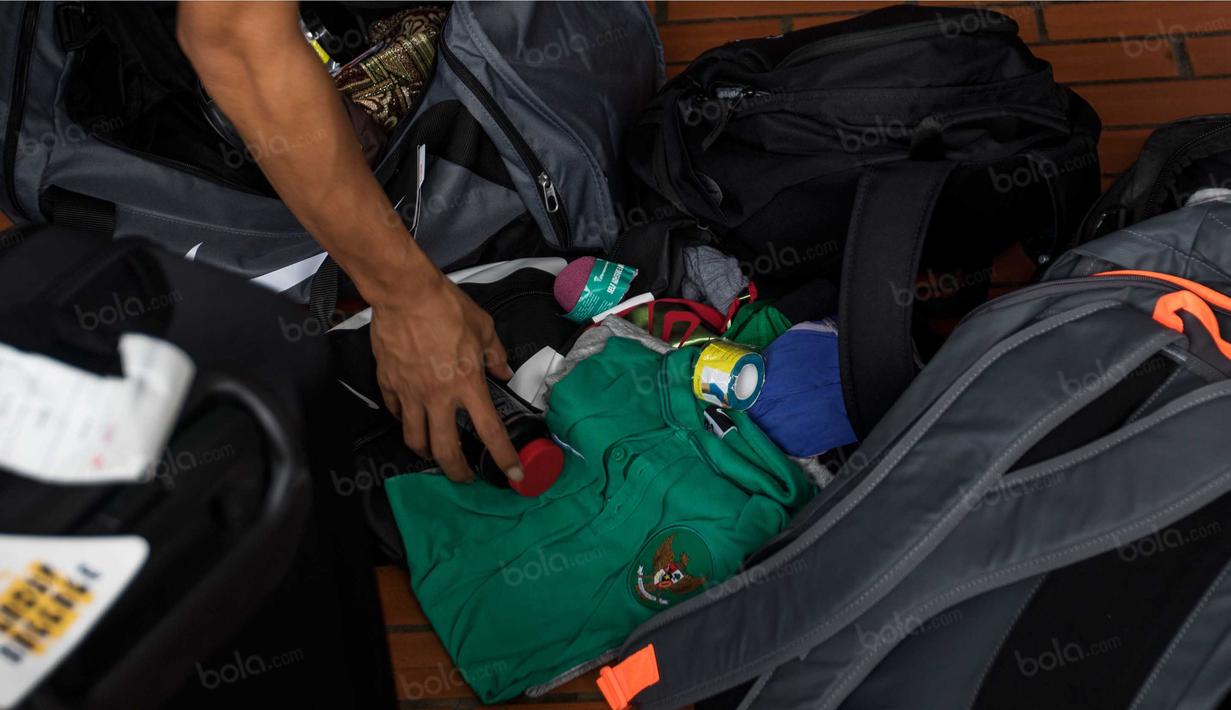 Menurut Benny Wahyudi, dirinya memindahkan barang-barangnya karena tas yang sebelumnya dipakai merupakan pinjaman. (Bola.com/Vitalis Yogi Trisna) 