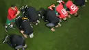 Sebagian pemain dan ofisial Timnas Maroko tampak melakukan sujud syukur setelah laga berakhir. Mereka tetap mensyukuri kegagalan mereka menembus peringkat ketiga. (AP Photo/Pavel Golovkin)