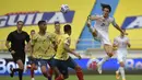 Penyerang Uruguay, Edinson Cavani, berusaha menendang bola saat menghadapi Kolombia pada laga kualifikasi Piala Dunia 2022 zona CONMEBOL di Estadio Metropolitano Roberto Melendez, Sabut (14/11/2020) dini hari WIB. Uruguay menang 3-0 atas Kolombia. (AFP/Raul Arboleda)