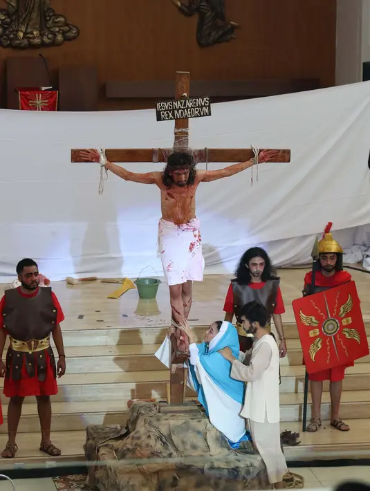 Momen penyaliban Yesus ditampilkan dalam teatrikal prosesi jalan salib di Gereja Santa Maria Regina Bintaro, Tangerang Selatan, Banten, Jumat (30/3). Prosesi ini bagian dari perayaan Paskah yang dirayakan umat Kristian. (Liputan6.com/Angga Yuniar)