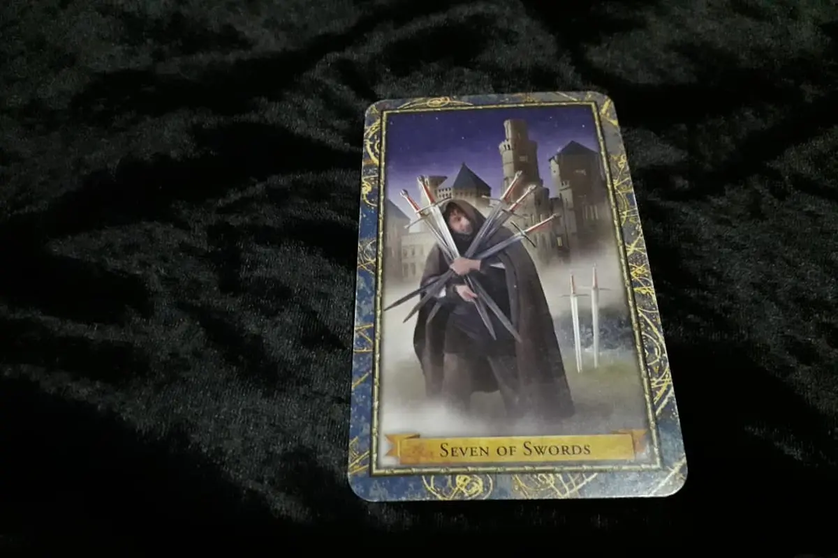 Seven of Swords, kartu yang dibuka dalam Tarot Hari Ini. (Foto: Elisabet Kusumodewi)