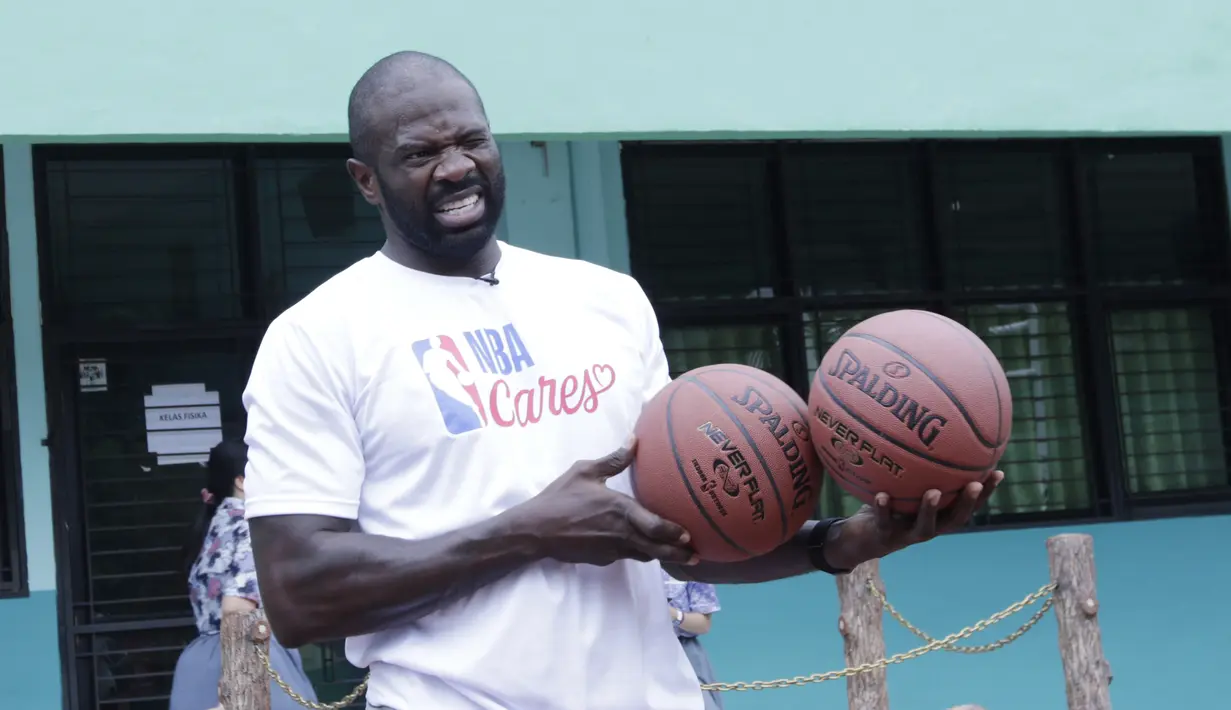 Legenda NBA, Jason Richardson, memberikan pelatihan kepada siswa SMA 82 Jakarta, Kamis (28/3). Kunjungan peraih dua gelar juara kontes slamdunk NBA tersebut merupakan bagian dari rangkaian program Jr NBA. (Bola.com/M Iqbal Ichsan)