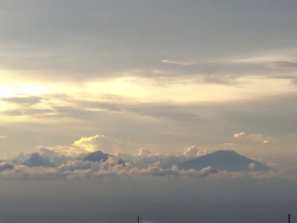 Gunung Lawu dilihat dari kejauhan dengan kepungan awan seperti kabut halimun. (foto: Liputan6.com/ibra/edhie prayitno ige)