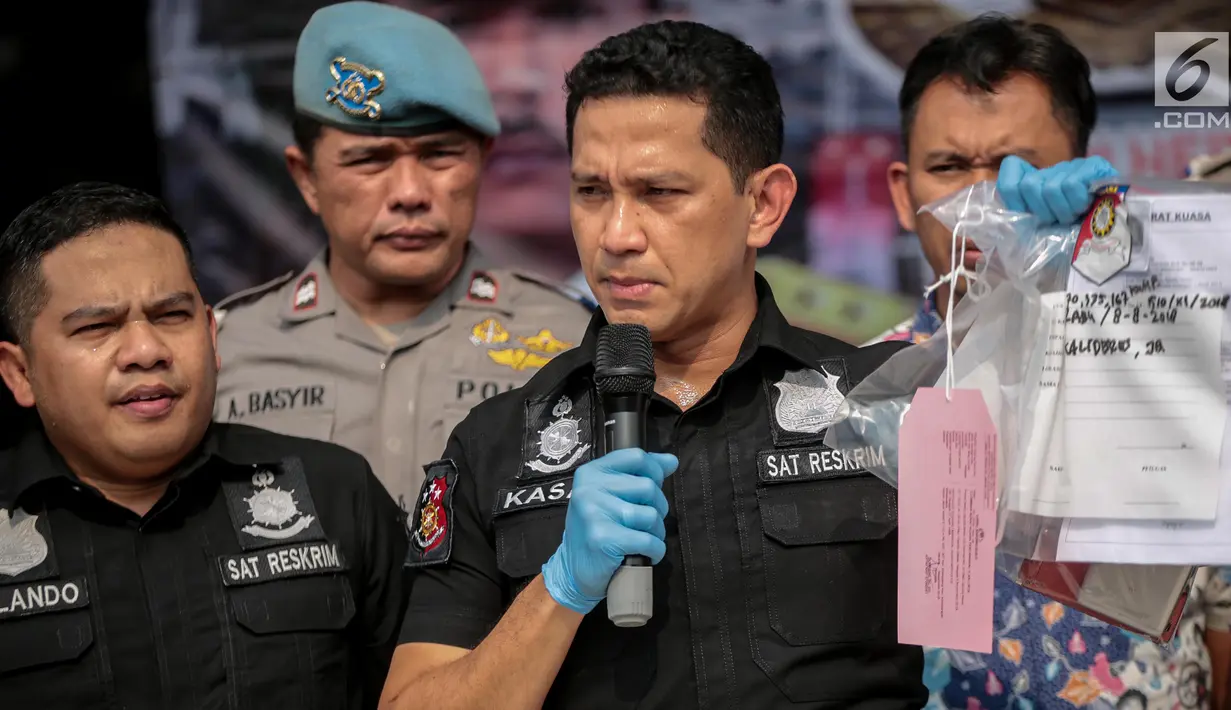 Kasat Reskrim Polres Metro Jakarta Barat, AKBP Edy Suranta Sitepu menunjukan barang bukti saat rilis  terkait kasus pengeroyokan dan premanisme di Polres Jakarta Barat, Jumat (23/11). (Liputan6.com/Faizal Fanani)