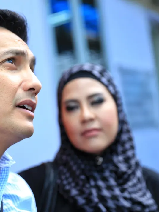 Kabar itu makin heboh dunia maya dengan adanya foto gunawan yang menggunakan tongkat. Ditambah lagi, kakinya tak menyentuh tanah. Hal itu makin banyak yang mempercayainya. (Adrian Putra/Bintang.com)