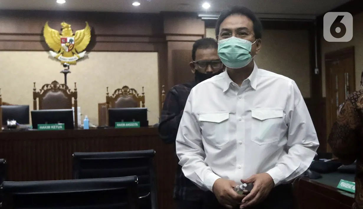 Terdakwa suap penanganan perkara korupsi di Lampung Tengah yang juga mantan Wakil Ketua DPR Azis Syamsuddin usai sidang pembacaan putusan di Pengadilan Tipikor Jakarta, Kamis (17/2/2022). Azis Syamsuddin divonis hukuman 3 tahun 6 bulan penjara dan denda Rp 250 juta. (Liputan6.com/Helmi Fithriansyah)