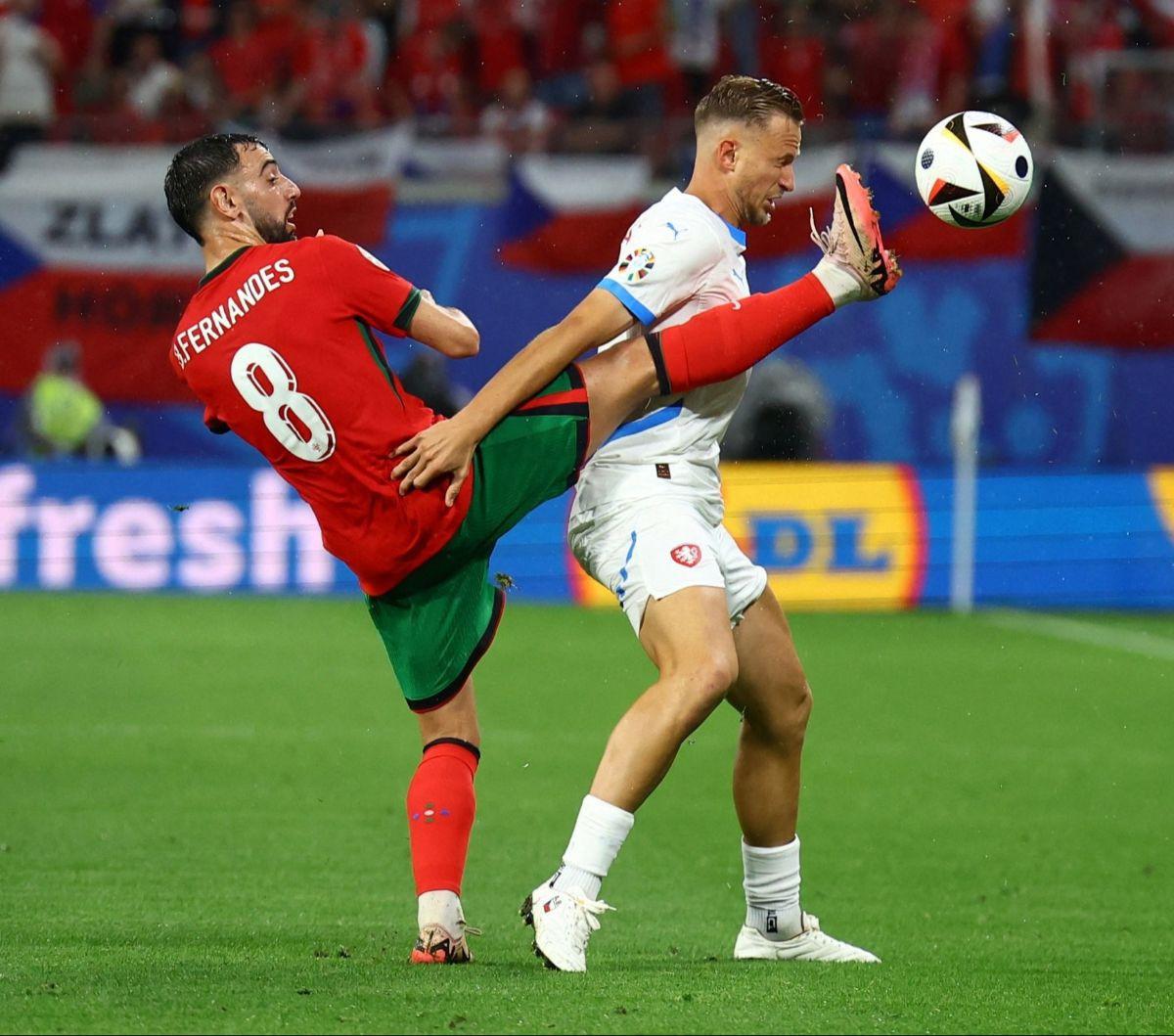 Sejak awal pertandingan kedua tim bermain dengan intensitas tinggi, namun tidak ada gol yang tercipta dalam 45 menit babak pertama.&nbsp;Foto: Reuters<br>