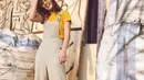 Selain berparas ayu, Nasya Marcella dikenal sebagai selebriti yang pandai memadukan busana. Kali ini, ia tampak memakai overalls berwarna krem yang dipadukan dengan kaus kuning. Kacamata yang dipakainya juga menambah kesan keren.(Liputan6.com/IG/@nasyamarcella)