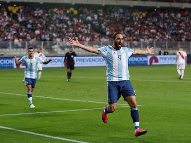 Pemain Argentina, Gonzalo Higuain merayakan golnya ke gawang Peru pada laga kualifikasi di Nacional Stadium, Lima, Peru. (REUTERS/Janine Costa) 