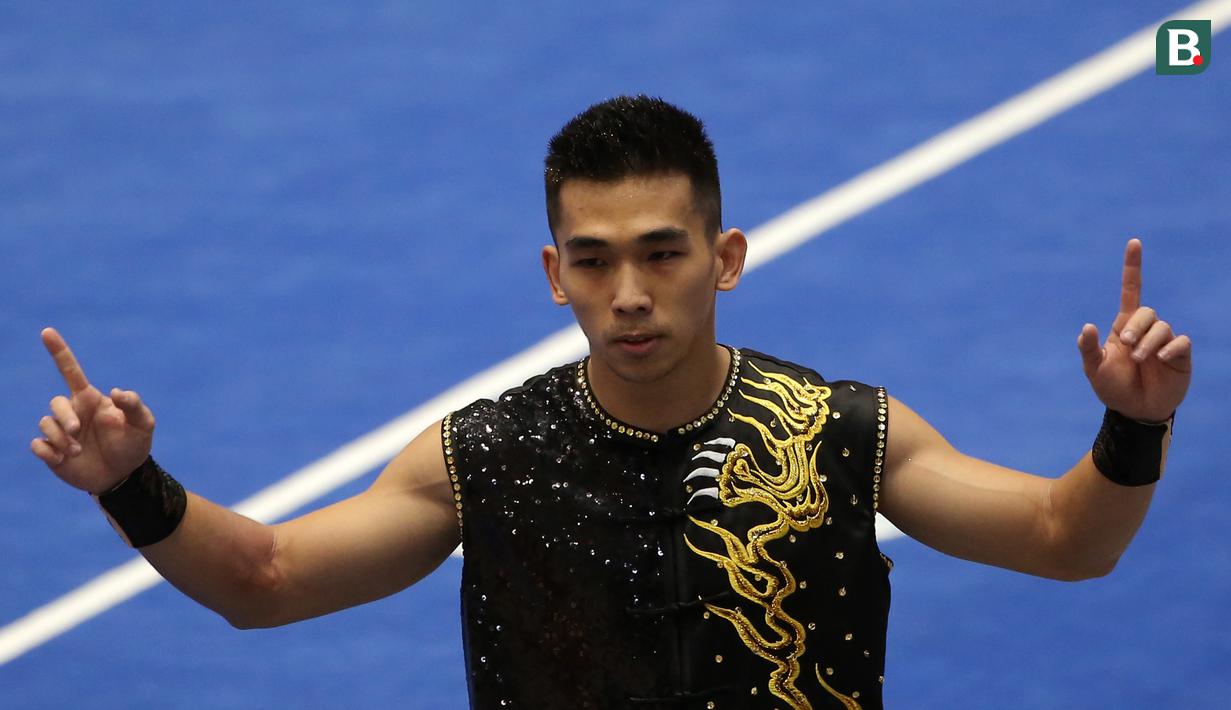 Atlet Wushu Indonesia, Harris Horatius melakukan selebrasi saat bertanding dalam cabang olahraga Wushu nomor Taolu Nan Quan Putra SEA Games 2021 di Cau Giay Gymnasium, Hanoi, Sabtu (14/5/2022). Harris berada di posisi kedua dengan poin 9,7 sekaligus memastikan diri meraih medali perak dalam nomor pertandingan tersebut. (Bola.com/Ikhwan Yanuar)