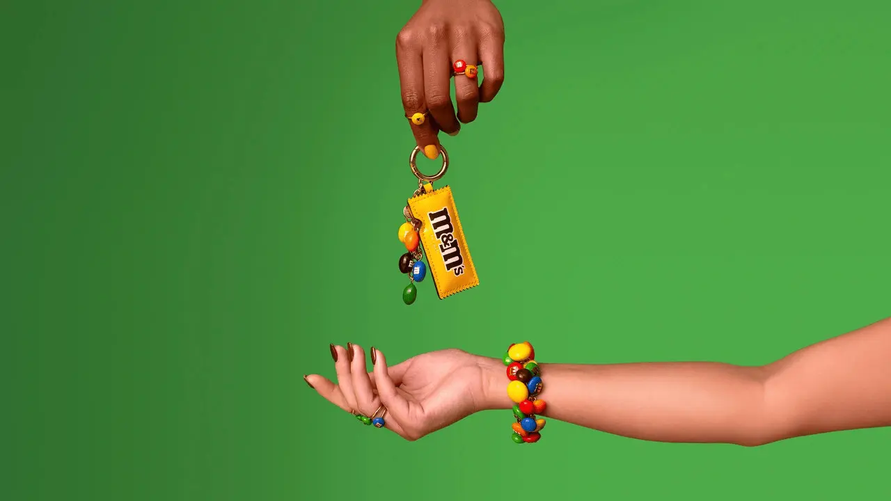Kedua merek yang telah lama dikenal dengan warna cerah dan kesan playful ini menggabungkan dunia fashion dengan manisnya permen.