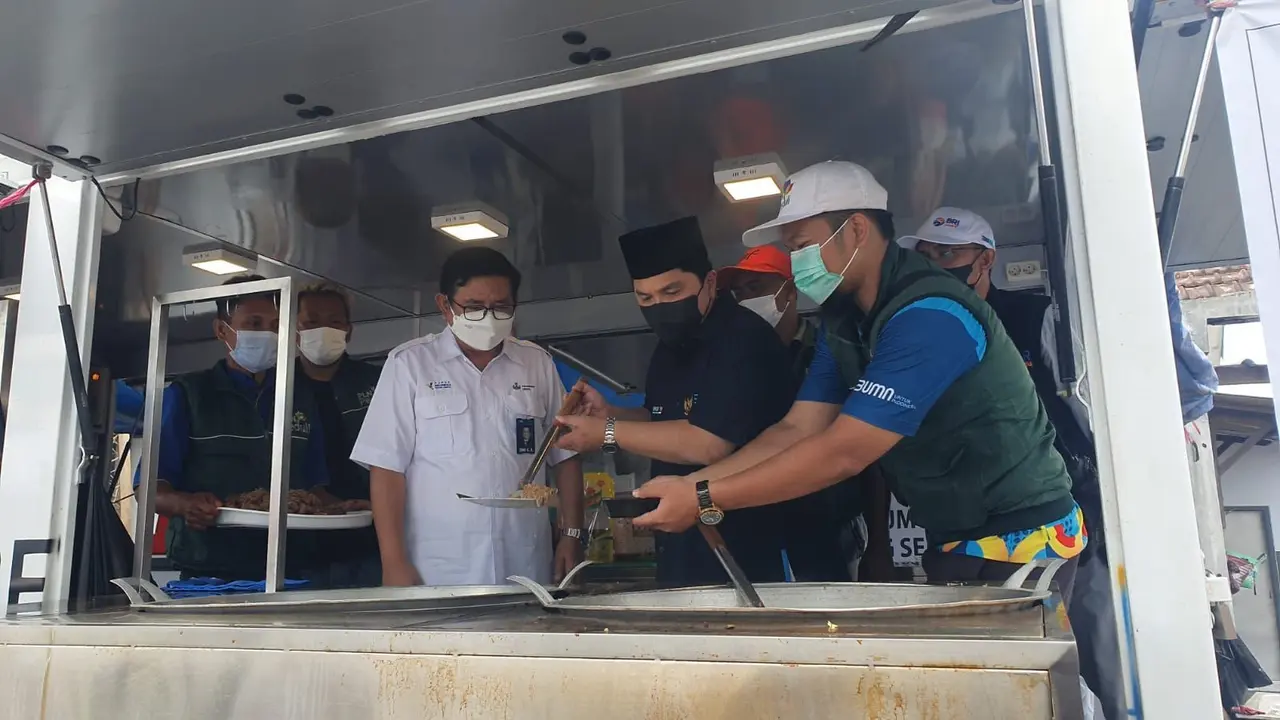 PLN bergerak cepat menyediakan dapur umum melalui foodtruck PLN untuk menyediakan kebutuhan pangan bagi para masyarakat erupsi Gunung Semeru. (Dok PLN)