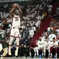 Jimmy Butler melepaskan tembakan saat membantu Miami Heat mengalahkan Milwaukee Bucks (AP)