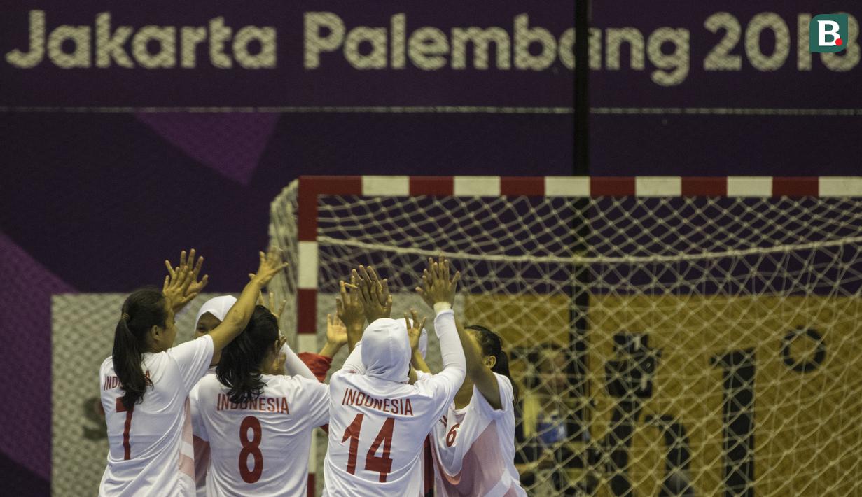 Atlet bola tangan Indonesia melakukan selebrasi usai menaklukkan Malaysia pada laga Asian Games 2018 di GOR Popki Cibubur, Jakarta Timur, Selasa (14/8/2018). Indonesia menang 23-15 atas Malaysia. (Bola.com/Vitalis Yogi Trisna)
