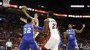 Aksi pemain Miami Heat, Goran Dragic #7 saat memasukan bola kedalam keranjang melewati hadangan pemain Philadelphia 76ers pada laga NBA preseason basketball game di Miami, Sabtu (22/10/2016) WIB. (AP/Alan Diaz)