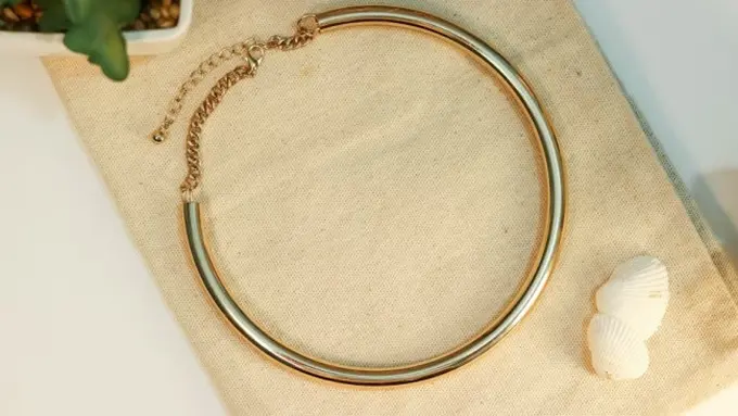 Ilustrasi Model Gelang Emas (Photo By Paoo Cifuentes on Unsplash)