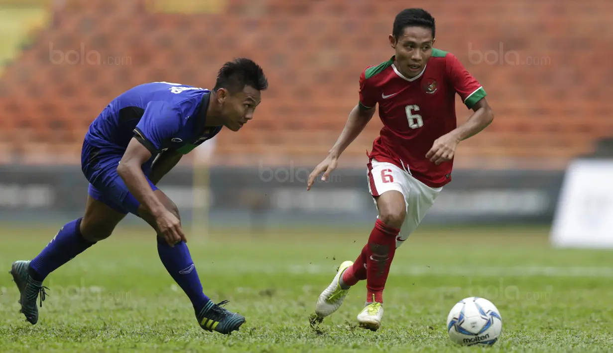 Gelandang Timnas Indonesia, Evan Dimas beraksi saat melawan Thailand di gelaran SEA Games 2017 yang berlangsung di Stadion Shah Alam, Malaysia (Bola.com/Vitalis Yogi Trisna)