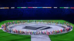 Atlet pembawa bendera tiba dengan membawa bendera nasional mereka saat upacara penutupan Olimpiade Tokyo 2020, di Stadion Olimpiade, Tokyo, pada 8 Agustus 2021.
(AFP/Pedro Pardo)