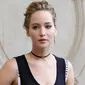 Aktris Jennifer Lawrence berpose sebelum tampil mengenakan koleksi Spring/Summer 2017 Christian Dior pada Paris Fashion Week di Paris, Prancis (30/9). Jennifer Lawrence tampil seksi dengan busana transparan berwarna hitam. (AFP Photo/Patrick Kovarik)