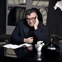 Industri fashion kehilangan salah satu desainer bertalentam, Alber Albaz  yang meninggal dunia akibat Covid-19. (Foto: instagram/WWD)