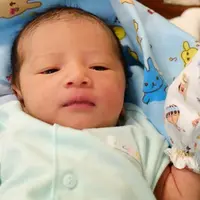 Anak pertama pasangan ini lahir dengan bobot 2,65 kilogram, serta panjang 46,5 centimeter. Nina dan Chandra memberi nama anaknya Kenzie Naratama Chandra. (Instagram/kenzienaratama)