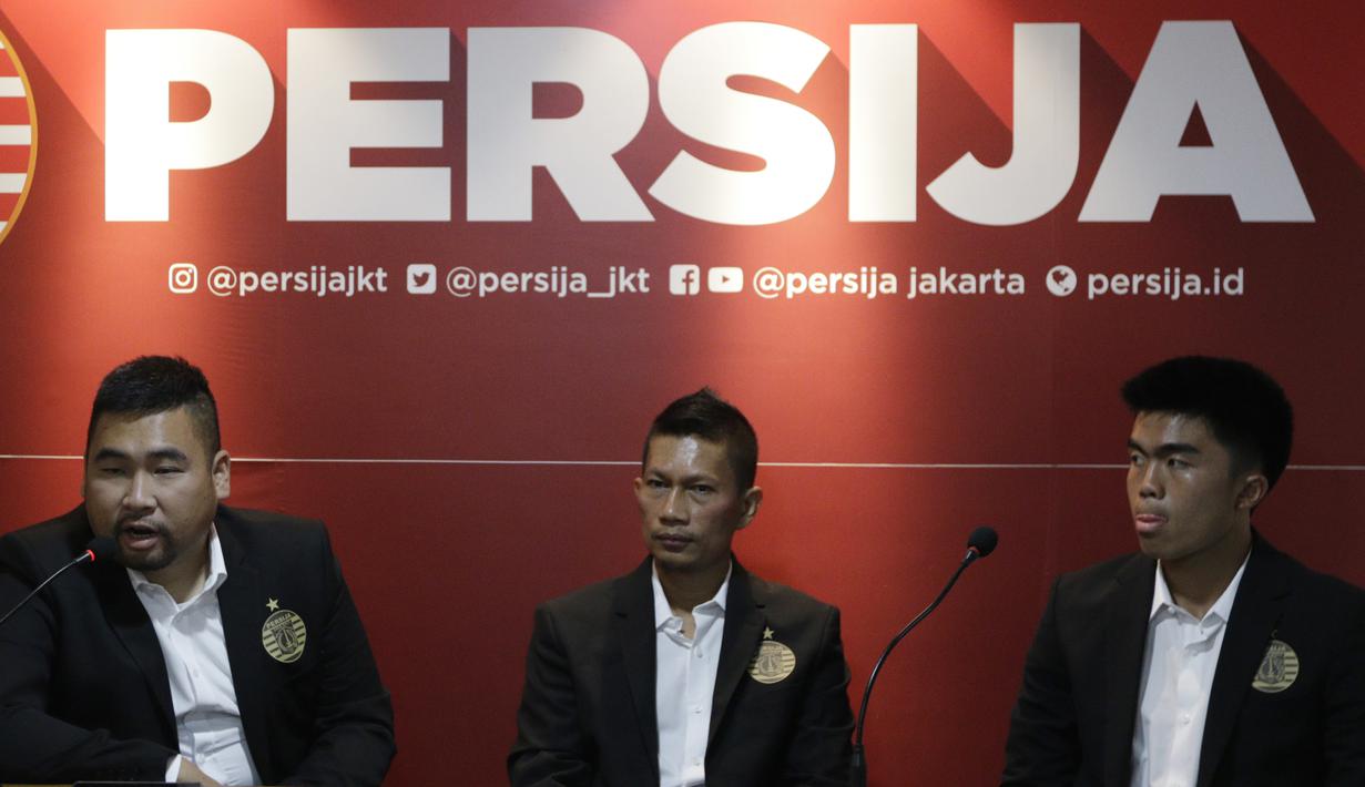 Direktur Pengembangan Sepak Bola Persija Jakarta, Ganesha Putera, memberikan keterangan saat jumpa pers di Jakarta, Rabu (22/1/2020). Ismed Sofyan akan dikirim ke Spanyol untuk menimba ilmu kepelatihan di Deportivo Alaves. (Bola.com/M Iqbal Ichsan)