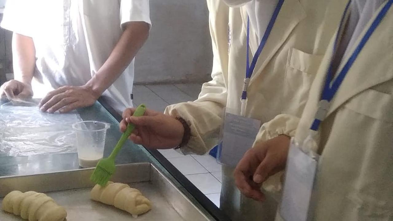 Para siswa jurusan Agribisnis Pengolahan Hasil Pertanian (AGPH), SMK Korporasi Garut, Kecamatan Limbangan, Kabupaten Garut, Jawa Barat, tengah melakukan praktek pembuatan roti. (Liputan6.com/Jayadi Supriadin)