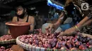 Aktivitas pedagang merapikan bawang merah di Pasar Induk Kramat Jati, Jakarta, Rabu (17/6/2020). Penerapan PSBB yang diberlakukan sejak April-Juni 2020 menyebabkan harga bawang merah merangkak naik Rp 45 ribu-Rp60 ribu per kilogram akibat kelangkaan di daerah pemasok. (merdeka.com/Iqbal S. Nugroho)