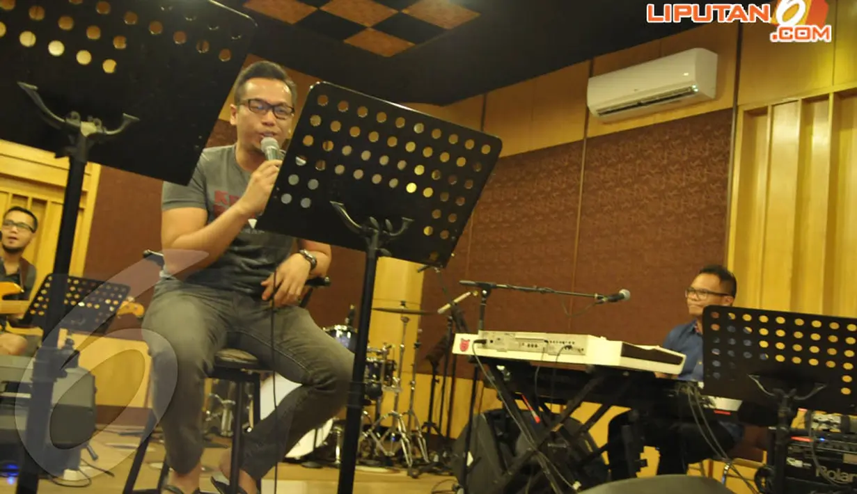 Sammy Simorangkir dan Kerispatih ikuti sesi latihan di Studio Practice, Jakarta, (Senin (21/4/14). (Liputan6.com/Panji Diksana)