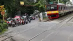 Kereta melintas di kawasan Lenteng Agung, Jakarta, Selasa (13/3). Untuk mengurai kemacetan imbas antrian kendaraan berputar balik di pintu kereta IISIP, Pemprov DKI berencana membangun flyover U-Turn di kawasan tersebut. (Liputan6.com/Immanuel Antonius)