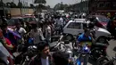 Sejumlah warga panik melarikan diri ke tempat terbuka saat gempa susulan berkekuatan 7,3 SR kembali mengguncang Nepal, Selasa (12/5/2015). (REUTERS/Athit Perawongmetha)
