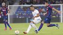 Pemain Real Madrid Casemiro (tengah) menendang bola saat melawan Levante pada pertandingan La Liga Spanyol di Stadion Ciutat de Valencia, Valencia, Spanyol, Minggu (22/8/2021). Pertandingan berakhir dengan skor 3-3. (AP Photo/Alberto Saiz)