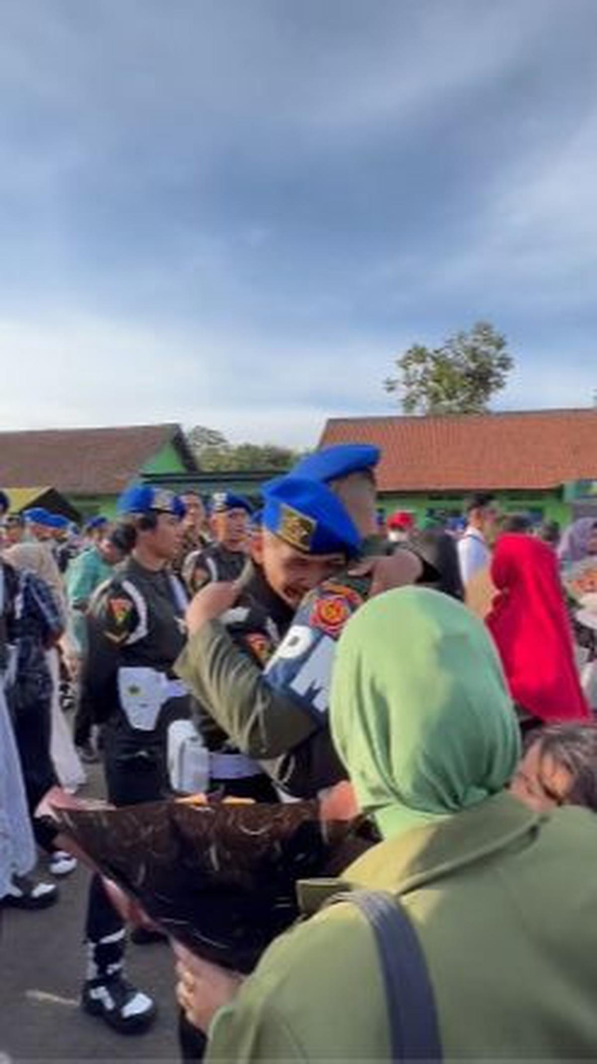 Serda Zaki kemudian mencium tangan dan memeluk sang ayah begitu erat. Rasa bahagia dan bangga pun terlihat jelas di wajah sang ayah. <br>