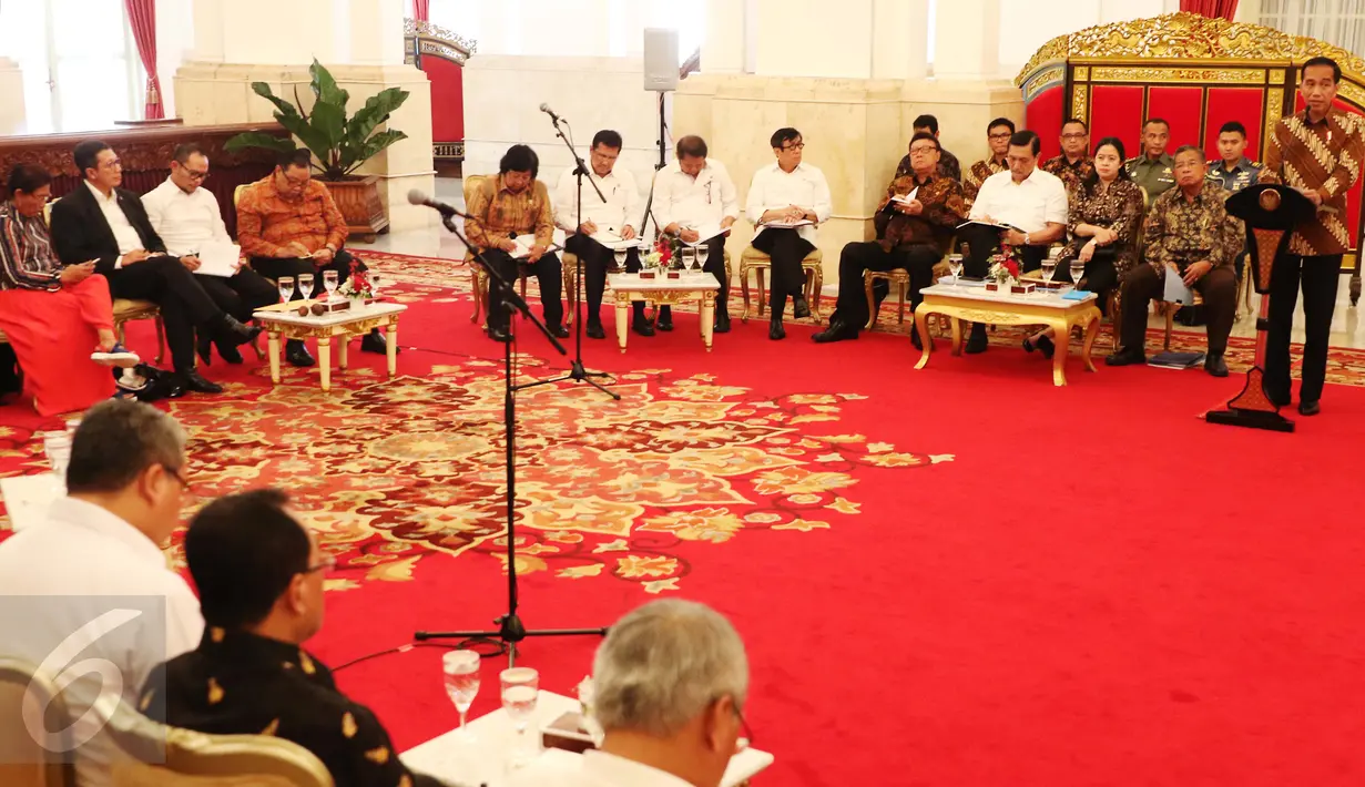 Presiden Joko Widodo (Jokowi) mengumpulkan para menteri kabinet kerja dalam sidang kabinet paripurna di Istana Negara, Jakarta Pusat, Rabu (15/3). Sidang kabinet ini membahas kapasitas fiskal dan pagu indikatif RAPBN 2018. (Liputan6.com/Angga Yuniar