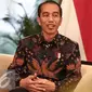 Presiden Joko Widodo saat  wawancara khusus dengan SCTV di Long Room Istana, Jakarta, Rabu (20/7).  Menurut Jokowi adanya Tax Amnesty bisa membuat Rupiah menguat terhadap Dolar Amerika. (Liputan6.com/Faizal Fanani)