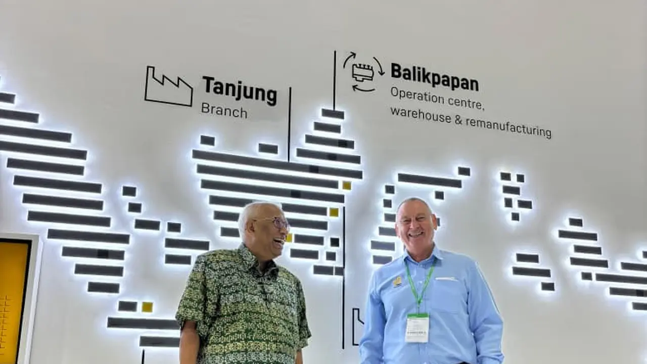 Managing Director Sales & Operation Liebherr Indonesia - Christian Bombenger (kanan) dan Chief Executive Officer (CEO)  PT Kaltim Prima Coal (KPC) -  Ashok Mitra (kiri)