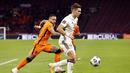 Gelandang Latvia, Vladislavs Fyodorovs (kanan) menguasai bola dibayangi striker Belanda, Memphis Depay dalam laga Kualifikasi Piala Dunia 2022 Zona Eropa Grup G di Johan Cruijff Arena, Amsterdam, Sabtu (27/3/2021). Belanda menang 2-0 atas Latvia. (AFP/Maurice van Steen/ANP)