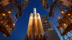 Roket NASA, United Launch Alliance Delta IV Heavy membawa pesawat Parker Solar Probe sebelum diluncurkan ke Matahari dari Frorida, Amerika Serikat, Sabtu (11/8). Pesawat luar angkasa tercepat ini akan mendekati Matahari. (Bill Ingalls/NASA via AP)