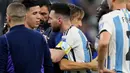 Setelah laga selesai, Modric tampak dihibur oleh para pemain Argentina termasuk Lionel Messi. Wajahnya tampak sendu meskipun tidak menangis. (AP Photo/Petr David Josek)