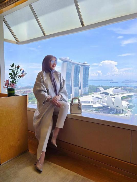 Inilah gaya Syahrini yang dikenal cetar, artis yang kini menetap di Singapura itu sering menempatkan kedua tangan di depan perut. (Liputan6.com/IG/@princessyahrini)